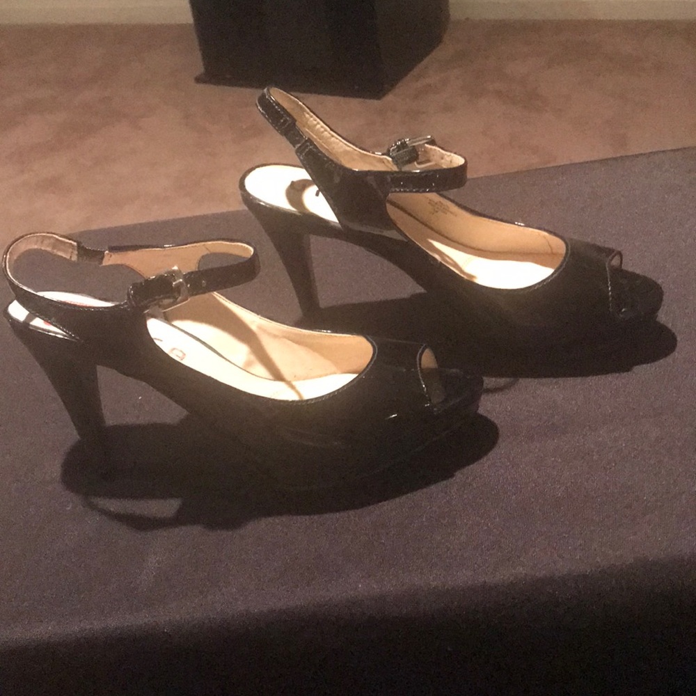 Black patent leather peel toe heels 7 1/2